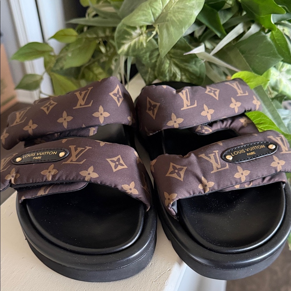🔴SOLD!!!!🔴Brand New!!!!🔥🔥🔥🔥🔥Brown Monogram Padded Slide Sandals👇🏼